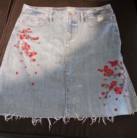 A.n.a  a new approach women's blue Jean floral skirt size 6 A-53 - Picture 1 of 6